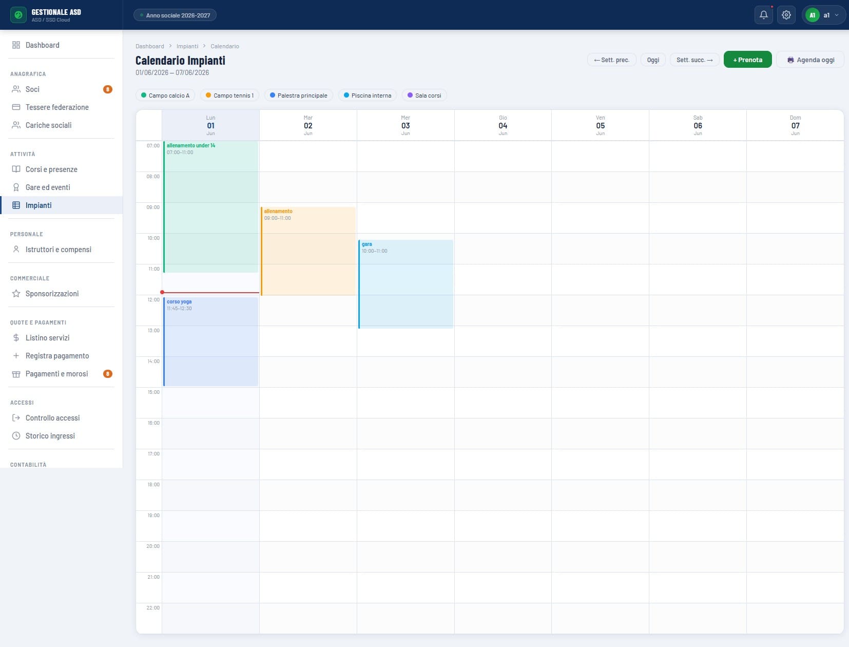 Calendario settimanale delle prenotazioni impianti sportivi con blocchi colorati, orari, linea dell'ora corrente e controllo conflitti